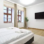 Global Living - Design I Center I Balcony I Smart-tv I Kitchen I דירה דרזדן