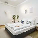 Global Living - Design I Center I Balcony I Smart-tv I Kitchen I דירה *