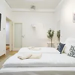 Global Living - Design I Center I Balcony I Smart-tv I Kitchen I Apartment