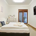 Global Living - Design I Center I Balcony I Smart-tv I Kitchen I *