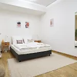 Global Living - Design I Center I Balcony I Smart-tv I Kitchen I דירה