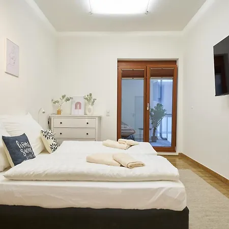 Global Living - Design I Center I Balcony I Smart-tv I Kitchen I *