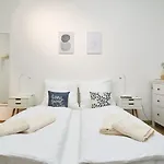Global Living - Design I Center I Balcony I Smart-tv I Kitchen I Apartament